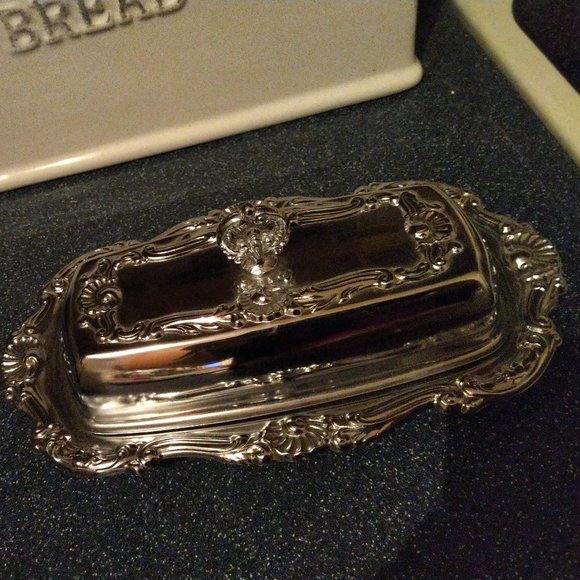 Silverplated butter dish, three pieces glass dish and cloche cover and tray - Picture 3 of 6
